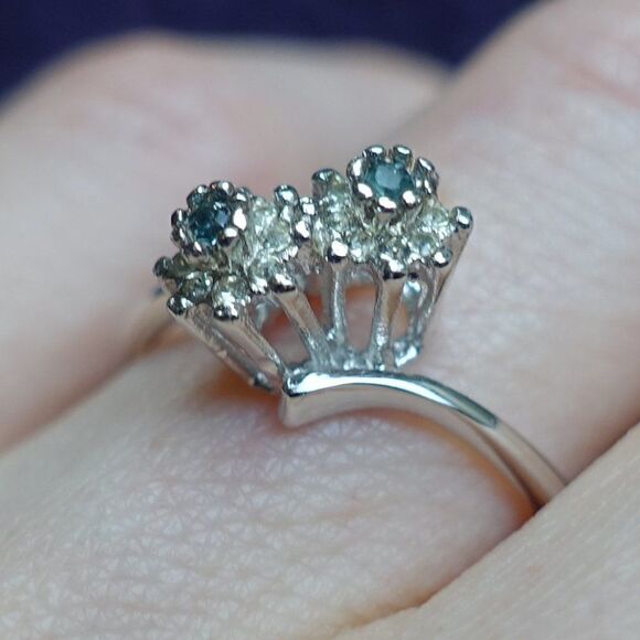 dainty darling bypass ring in 14k white gold plate - Picture 2 of 6